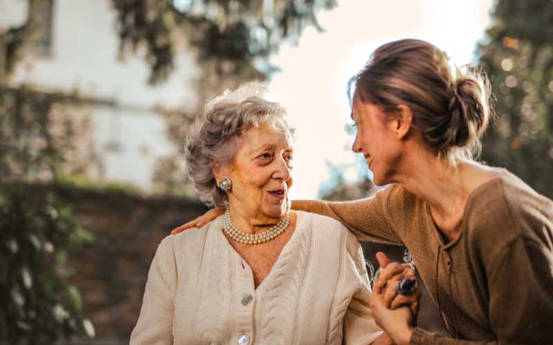 mamá mayor y su hija adulta